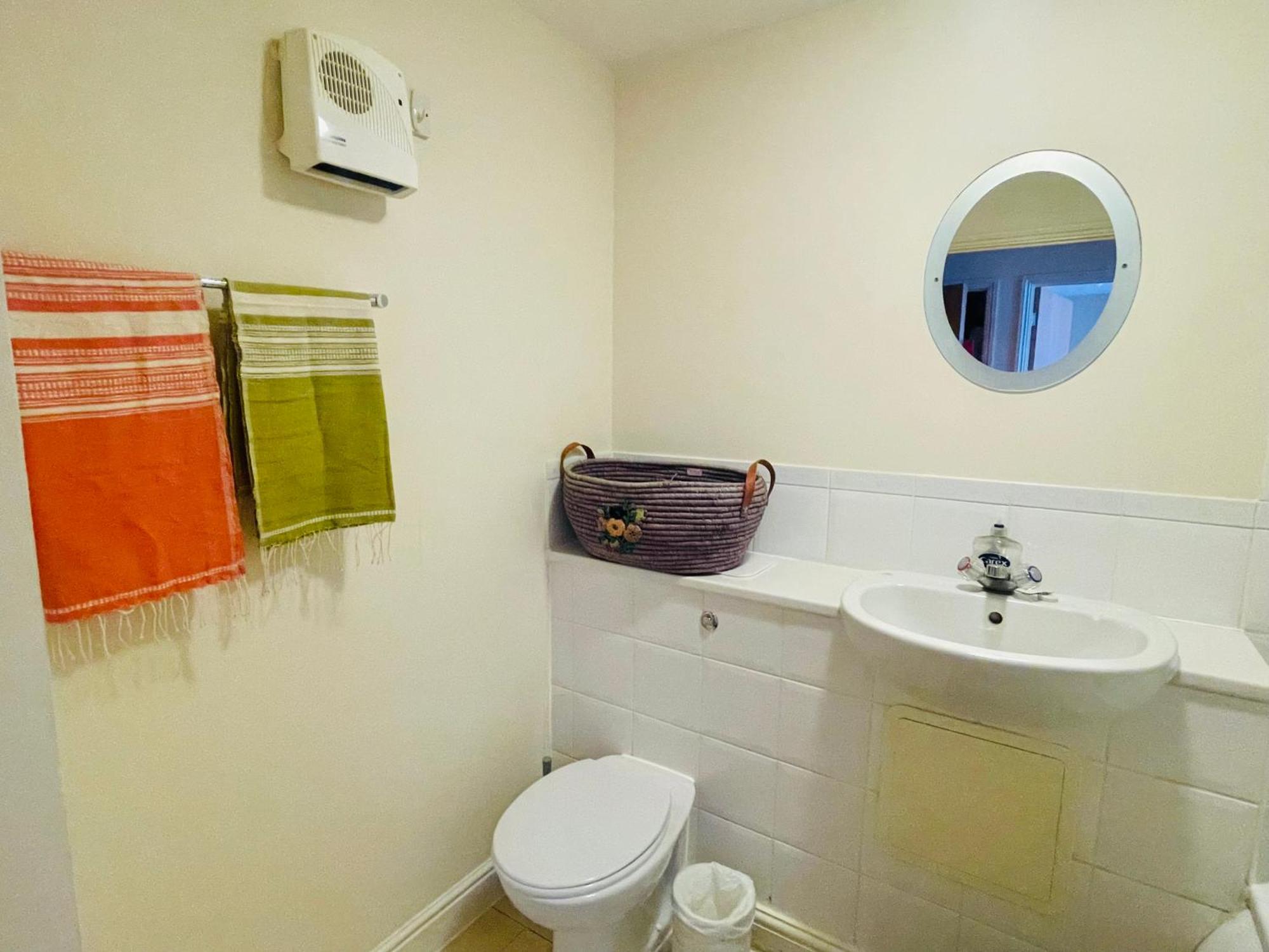 Bright Fun Relaxing Apartment In The Heart Of Epsom Exterior photo