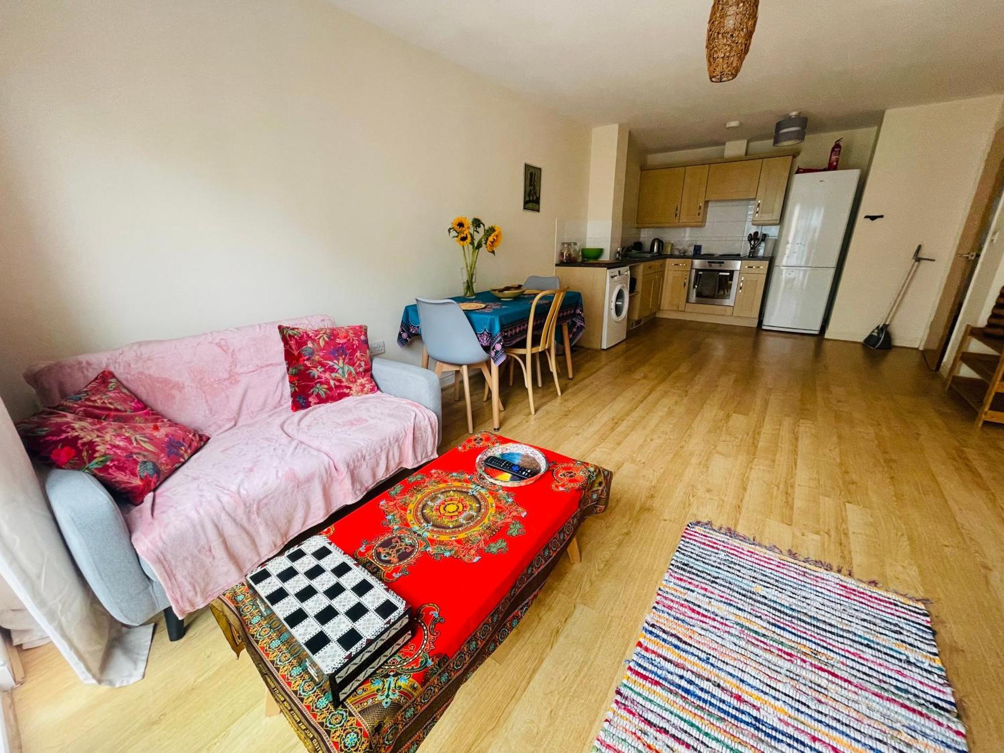 Bright Fun Relaxing Apartment In The Heart Of Epsom Exterior photo